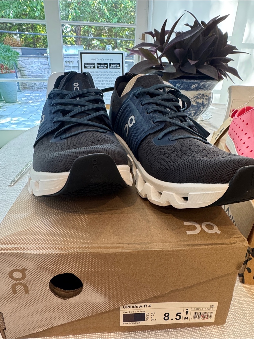 Nib On clouds sneakers. Sz 8.5
